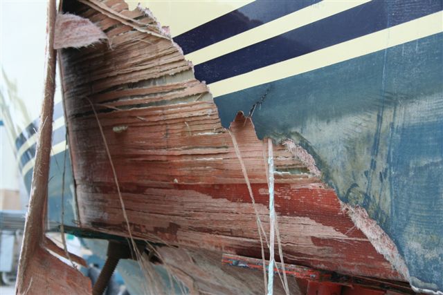 2008 Bertram 63 - Hull outer skin failures showing unidirectional fabric running fore n aft