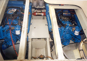 Luhrs 350 - engine compartment